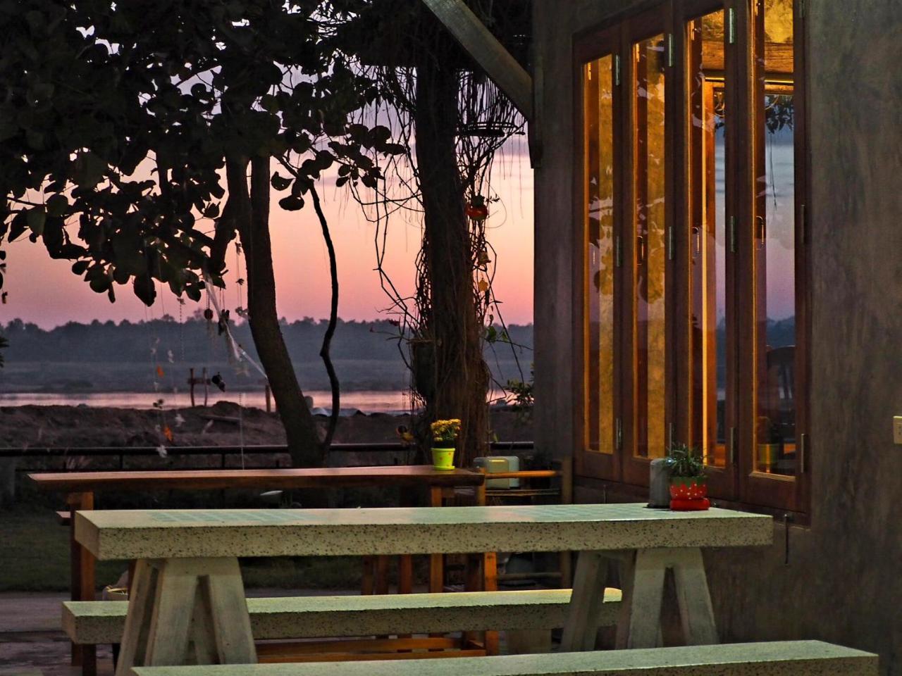 Nawiengkaeriverview Resort Mukdahan Exterior photo